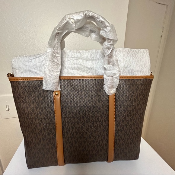 Michael Kors Beck tote NEW. never used. in original bag. - Picture 3 of 5